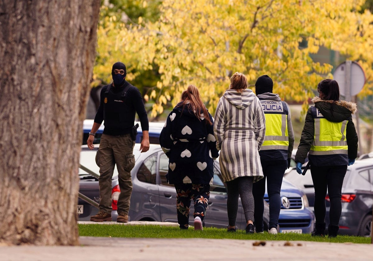 Mujeres detenidas en la operación en la calle de Cullera de noviembre de 2020