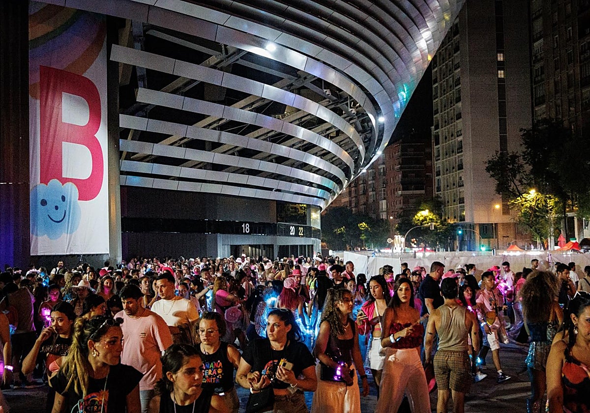 Colas en el Bernabéu a la salida de un concierto de Karol G el pasado julio