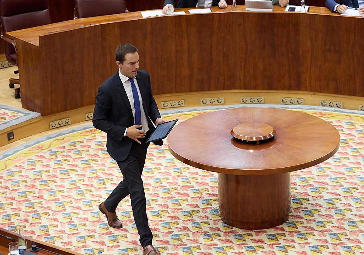 Juan Lobato, antes de su intervención en el pleno de la Asamblea