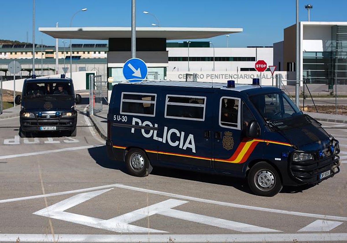 La Policía Nacional saliendo de la prisión de Archidona