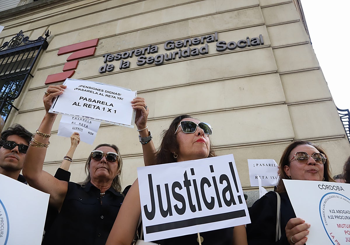 Algunas de las personas que han protestado este viernes en Córdoba