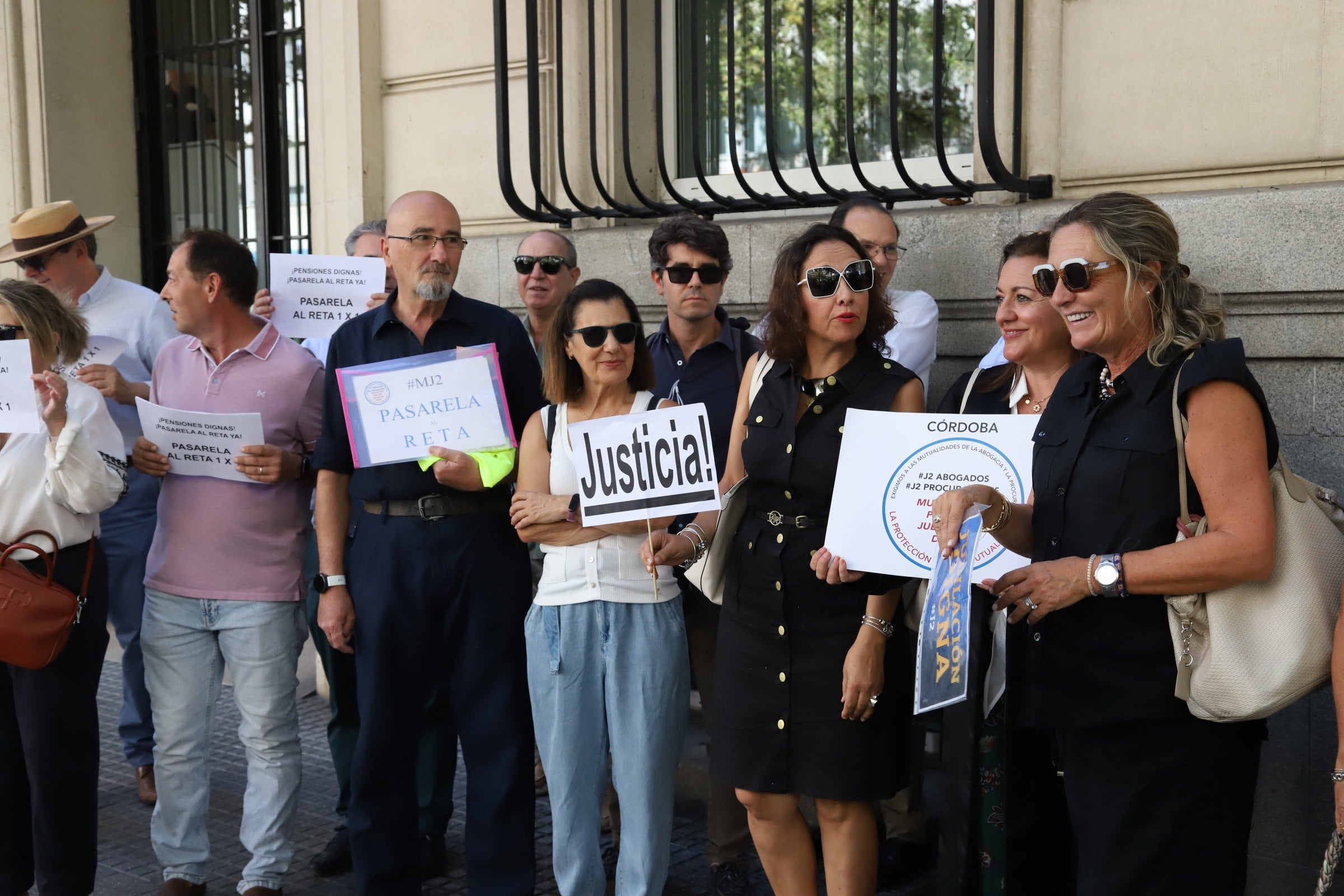 Fotos: la protesta de los abogados y procuradores cordobeses por sus pensiones