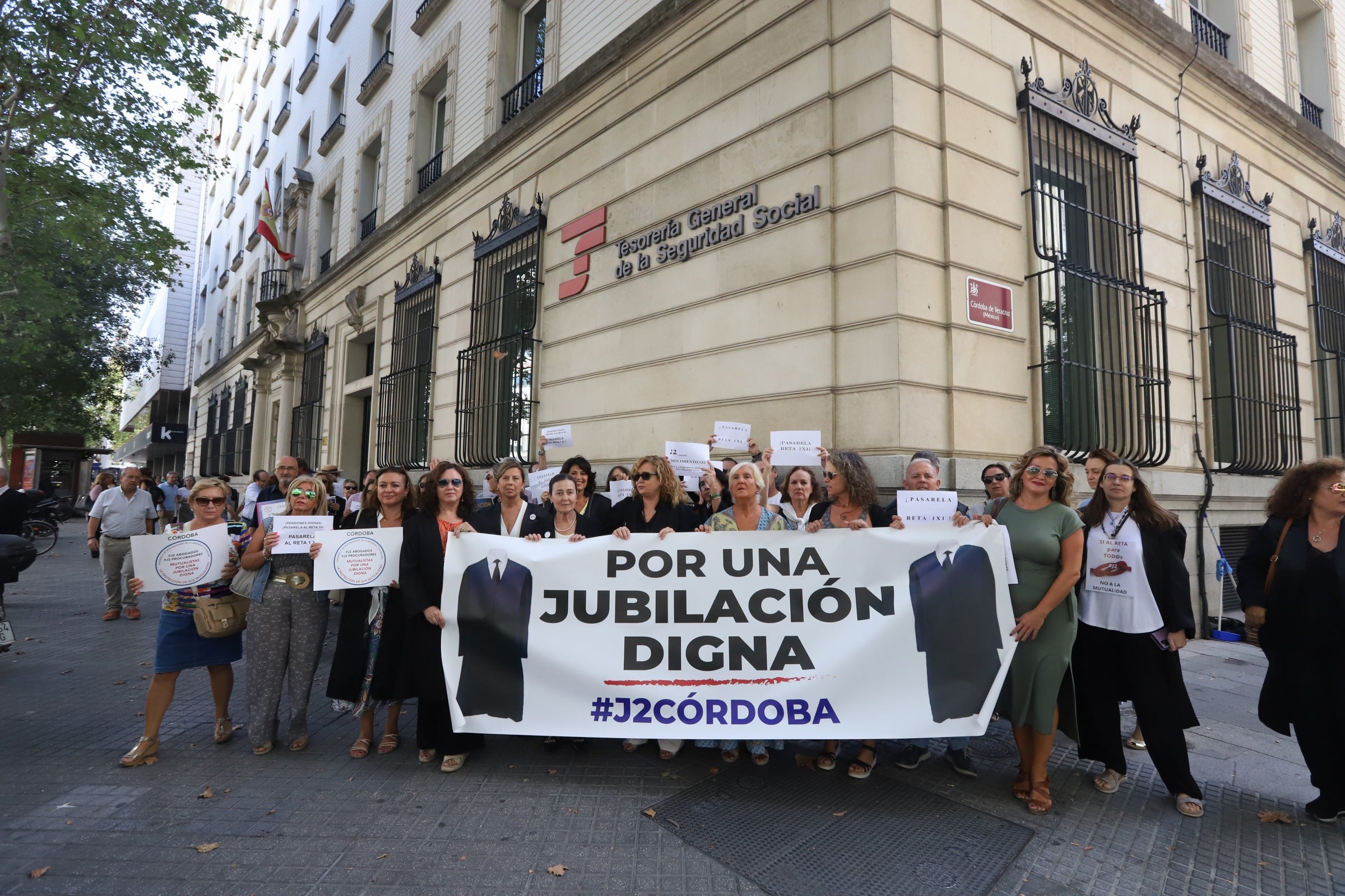 Fotos: la protesta de los abogados y procuradores cordobeses por sus pensiones