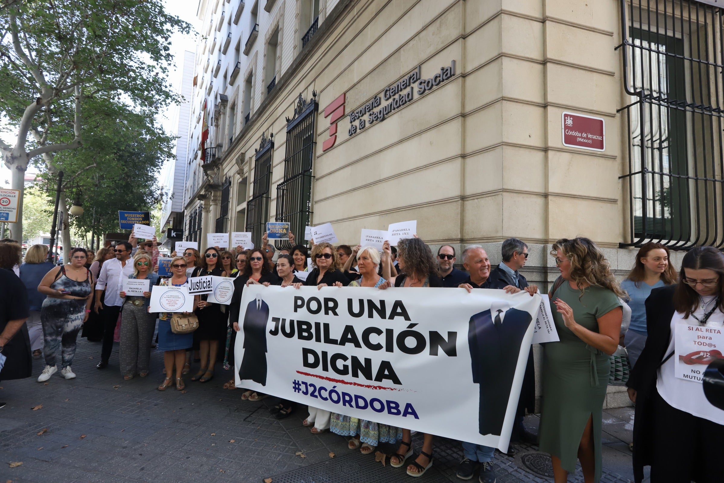 Fotos: la protesta de los abogados y procuradores cordobeses por sus pensiones