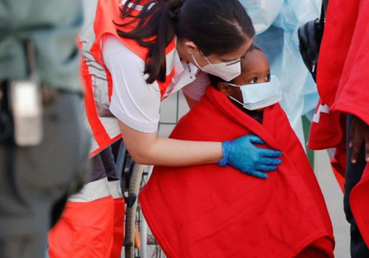 Un niño rescatado de un cayuco es atendido  en el muelle de Arguineguín