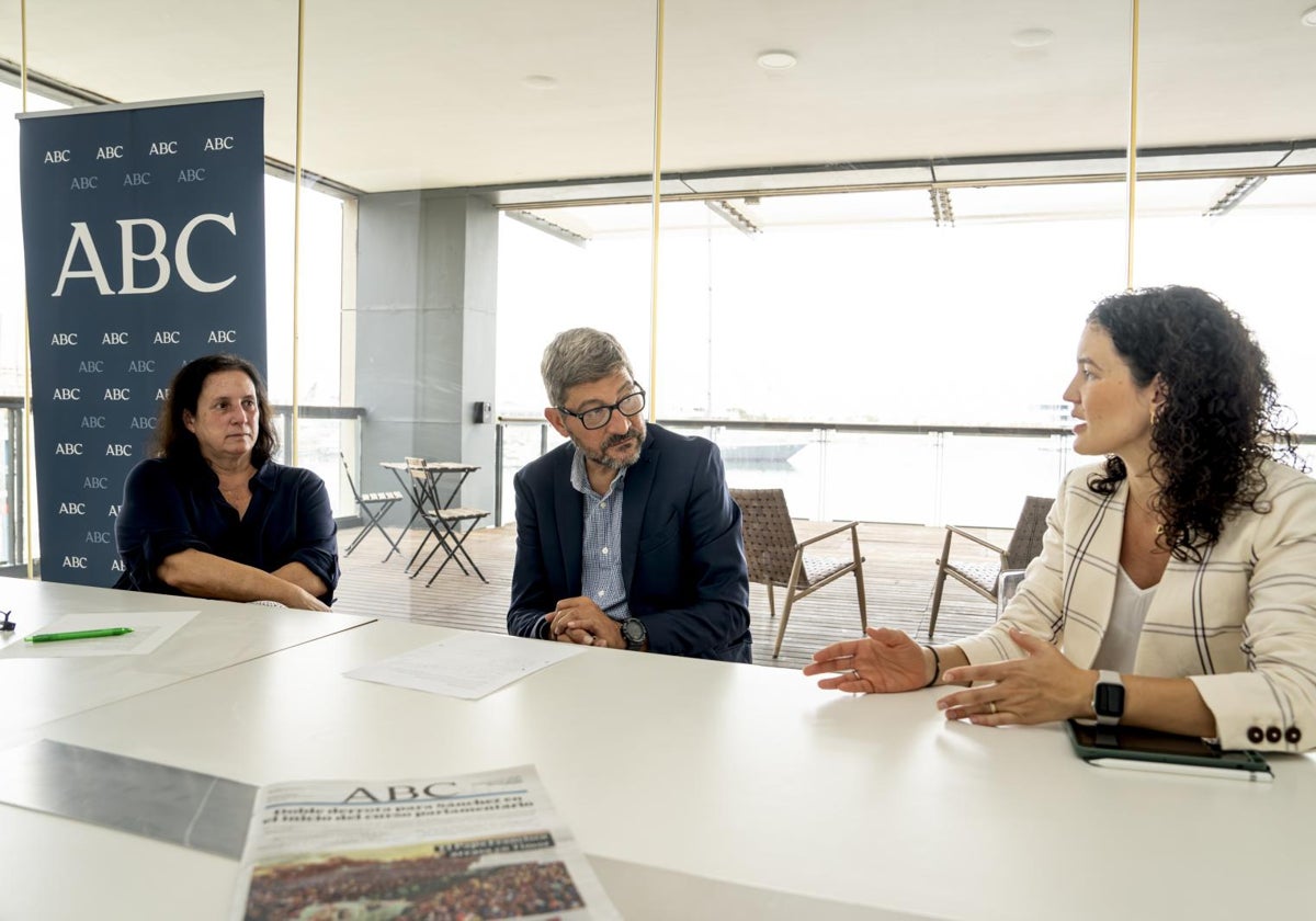 Pilar Tébar, Alberto Caparrós y Alejandra Silvestre, en el coloquio celebrado en la sede de ABC en Valencia