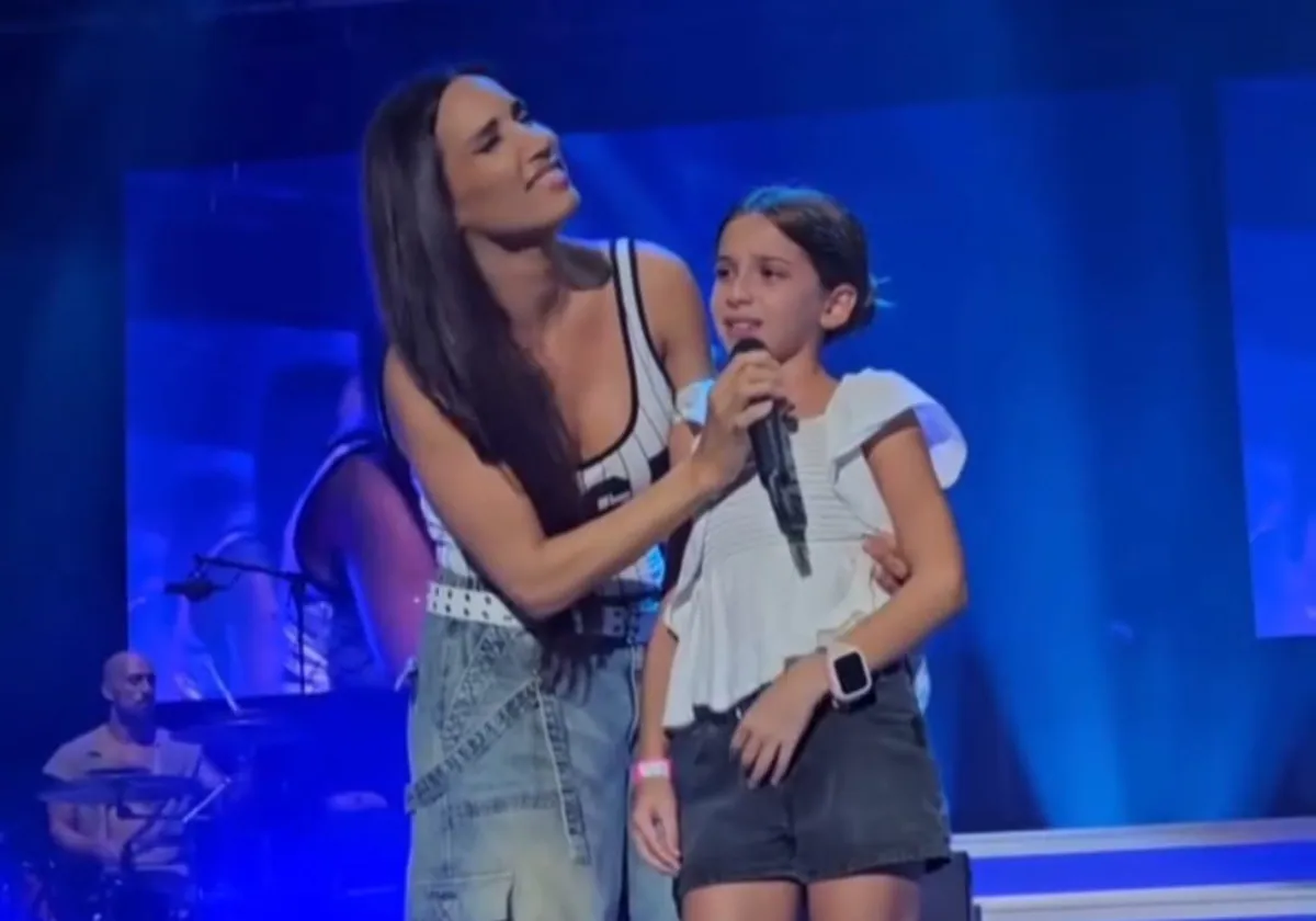 La cantante cordobesa junto a una niña en su concierto en el Teatro de la Axerquía