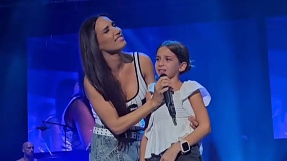 India Martínez vuelve a compartir momentos mágicos con una niña en su concierto de Córdoba