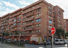 Muere el hombre que se arrojó al vacío desde una vivienda de Bilbao tras apuñalar a sus padres