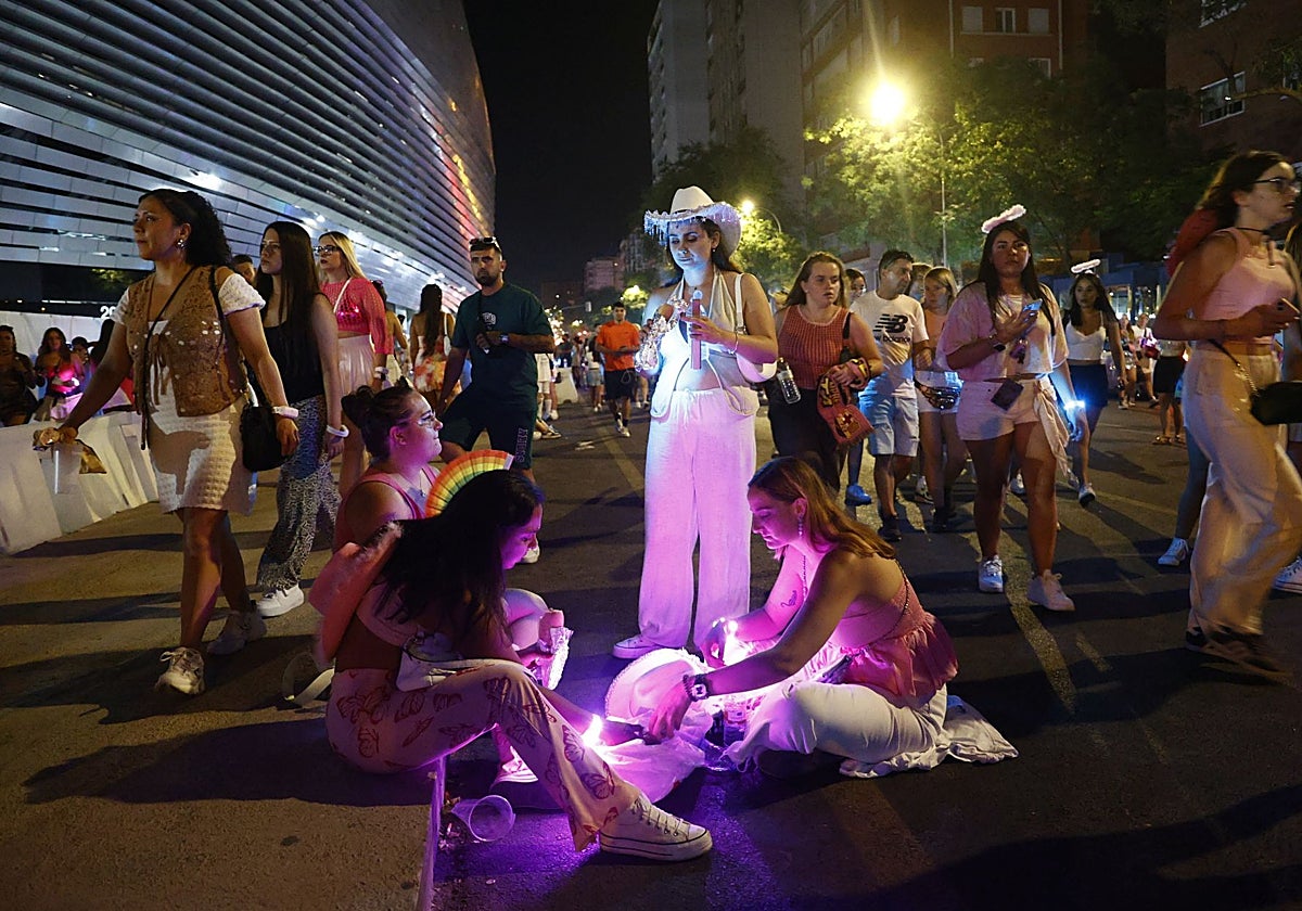 Fans de Karol G. a las puertas del Bernabéu durante el último concierto de la artista
