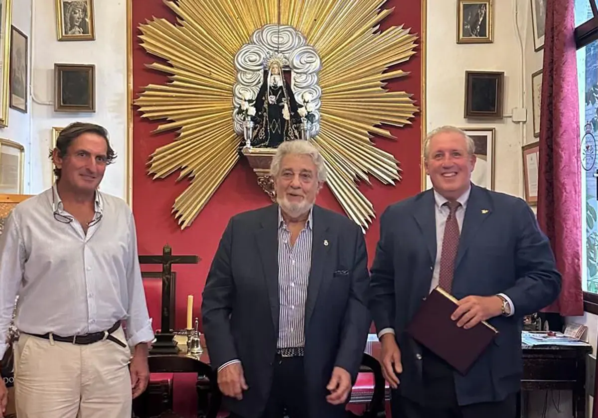 Plácido Domingo, en su visita al santuario de los Dolores, con el hermano mayor