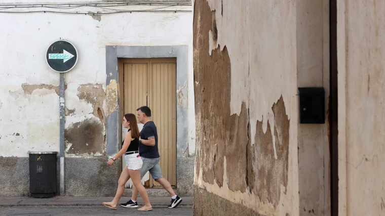 Dos personas por una calle del a Axerquía de Córdoba