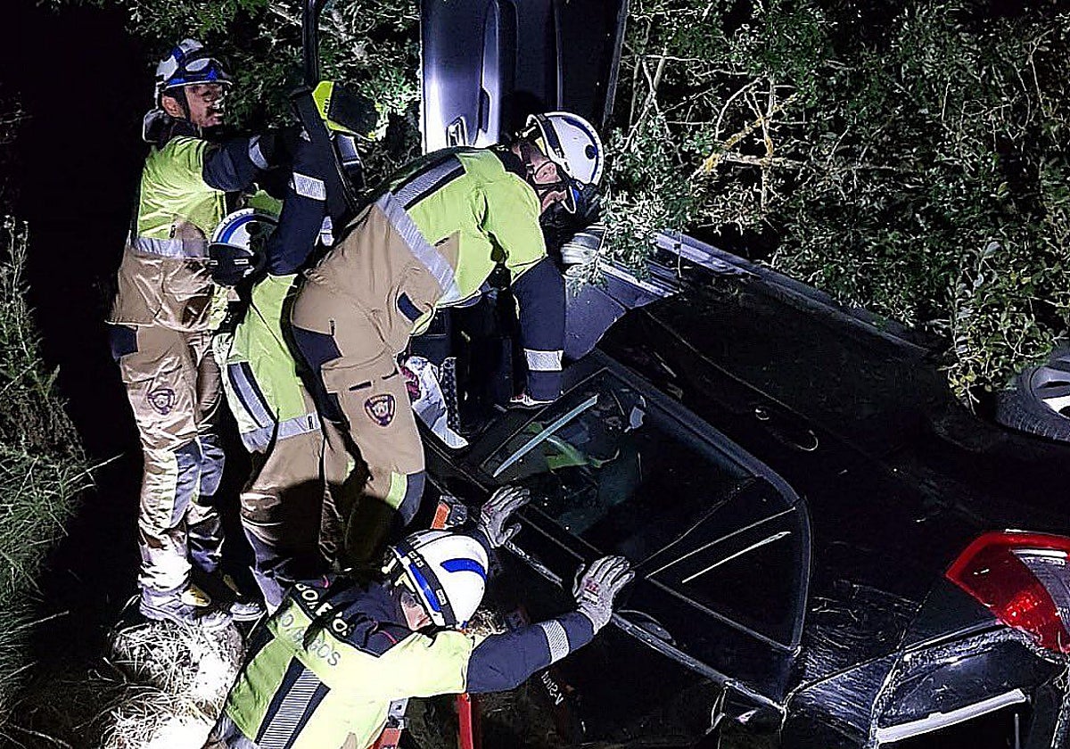 Los bomberos de Burgos intervienen tras localizarse el cuerpo sin vida de un hombre junta a un vehículo accidentado