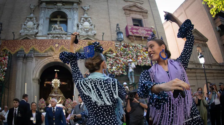 Jóvenes bailando La Reja, parte de la tradición granadina