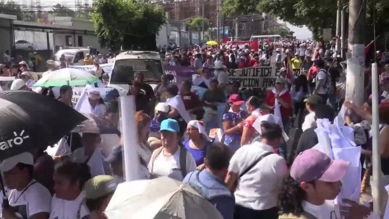 Centenares de salvadoreños protestan contra Gobierno de Bukele