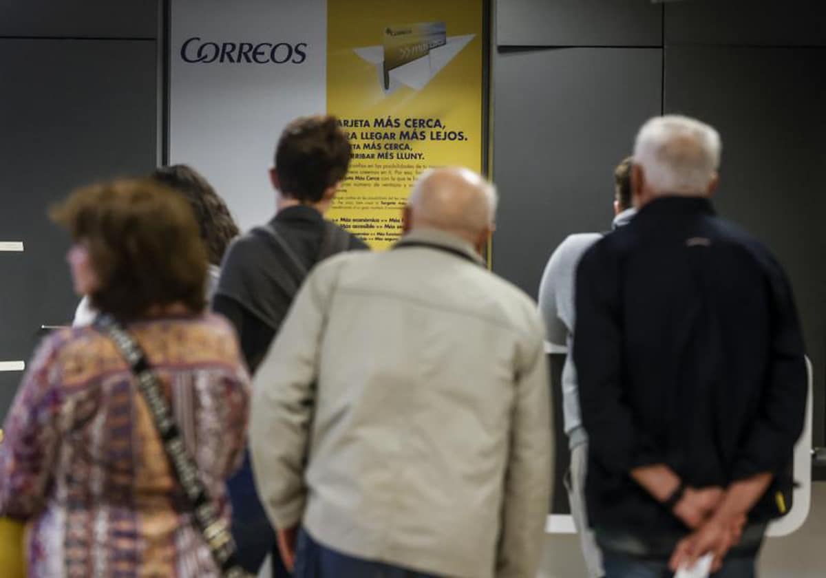 Imagen de archivo tomada en una oficina de Correos en Valencia