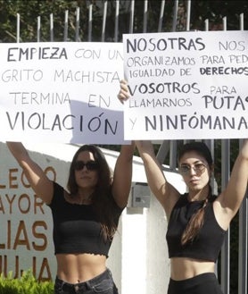 Imagen secundaria 2 - Arriba. dar bofetones a las chicas, una novatada que se hizo viral. Abajo, izquierda, una chica es obligada a comer pescado crudo. Derecha, dos chicas protestan en el Colegio Mayor Elías Ahuja tras la polémica en 2022