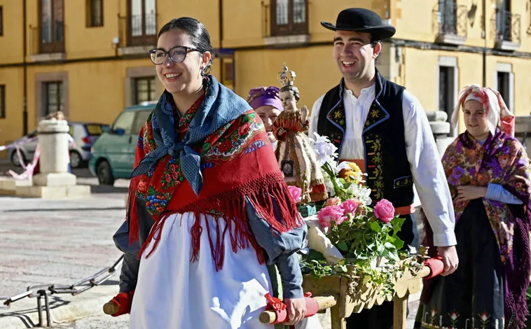 Imagen principal - Participantes del Día de Exaltación de la Indumentaria Tradicional, en León