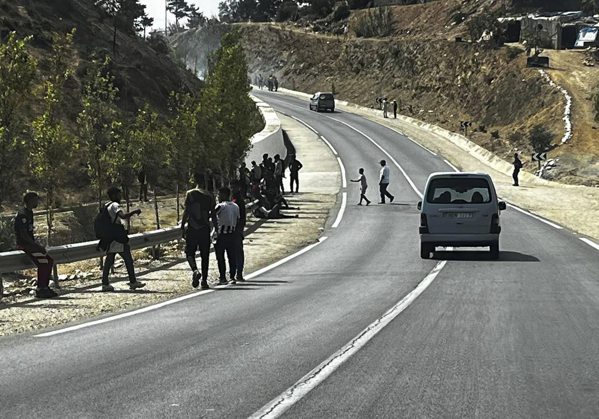 Decenas de personas en un monte cercano a la frontera de El Tarajal