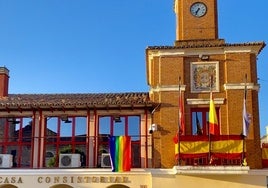 Condenan al Ayuntamiento de Ajalvir por colgar una bandera LGTBI en su balcón