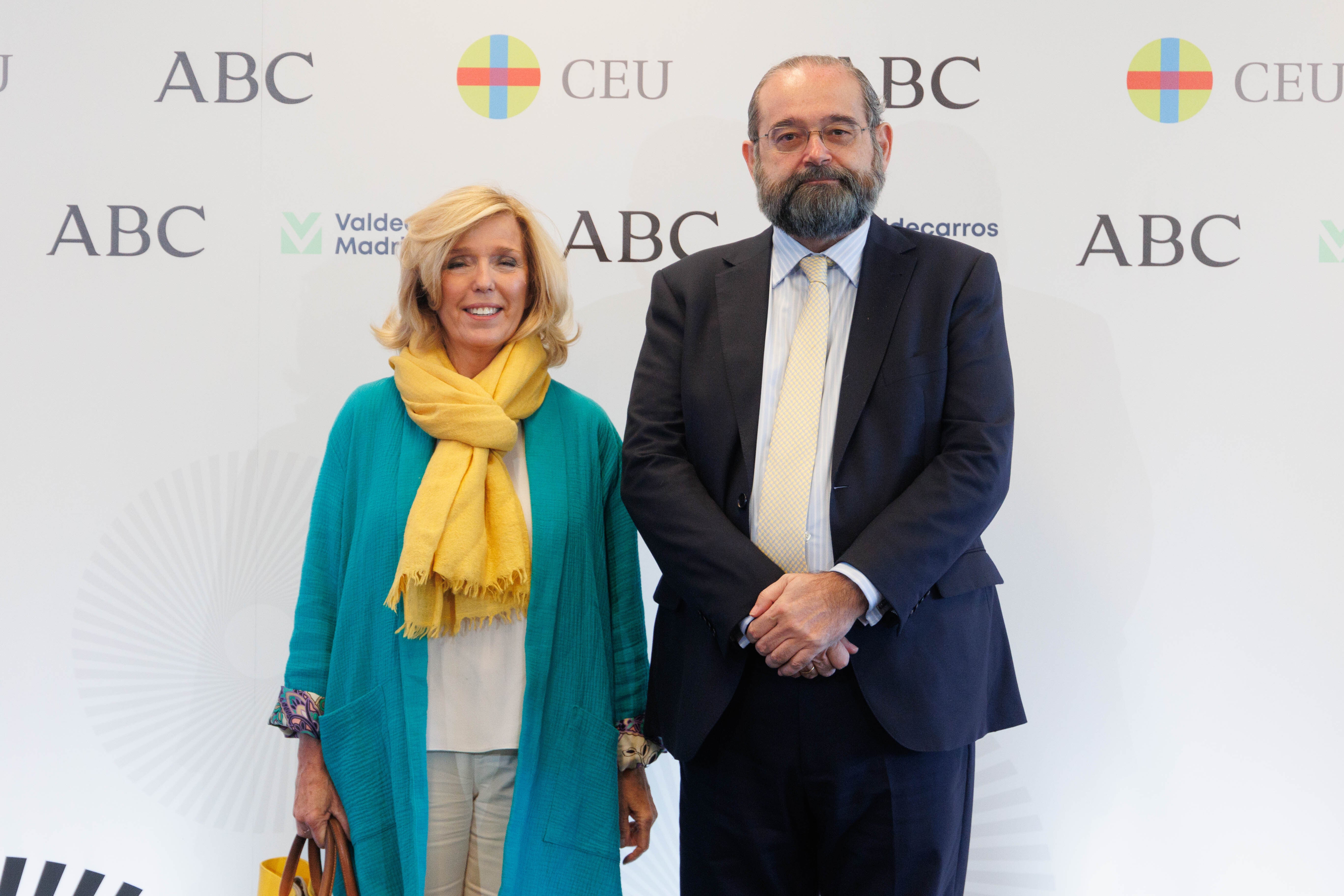 La directora corporativa de Presidencia de la Fundación Universitaria San Pablo CEU, Regina Plañiol de Lacalle, y el presidente de la Fundación Universitaria San Pablo CEU, Alfonso Bullón de Mendoza, llegan al Foro ABC.