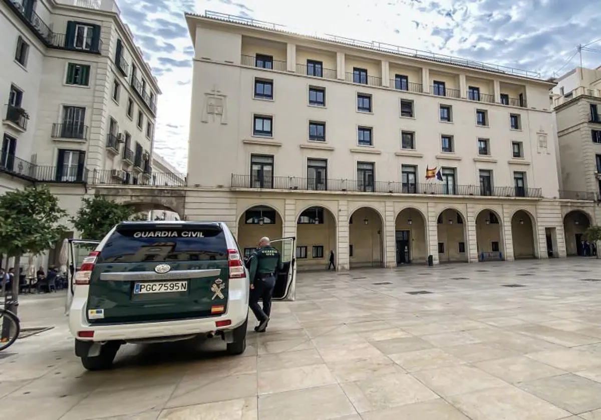 Imagen de archivo de un coche de la Guardia Civil frente a la Audiencia de Alicante