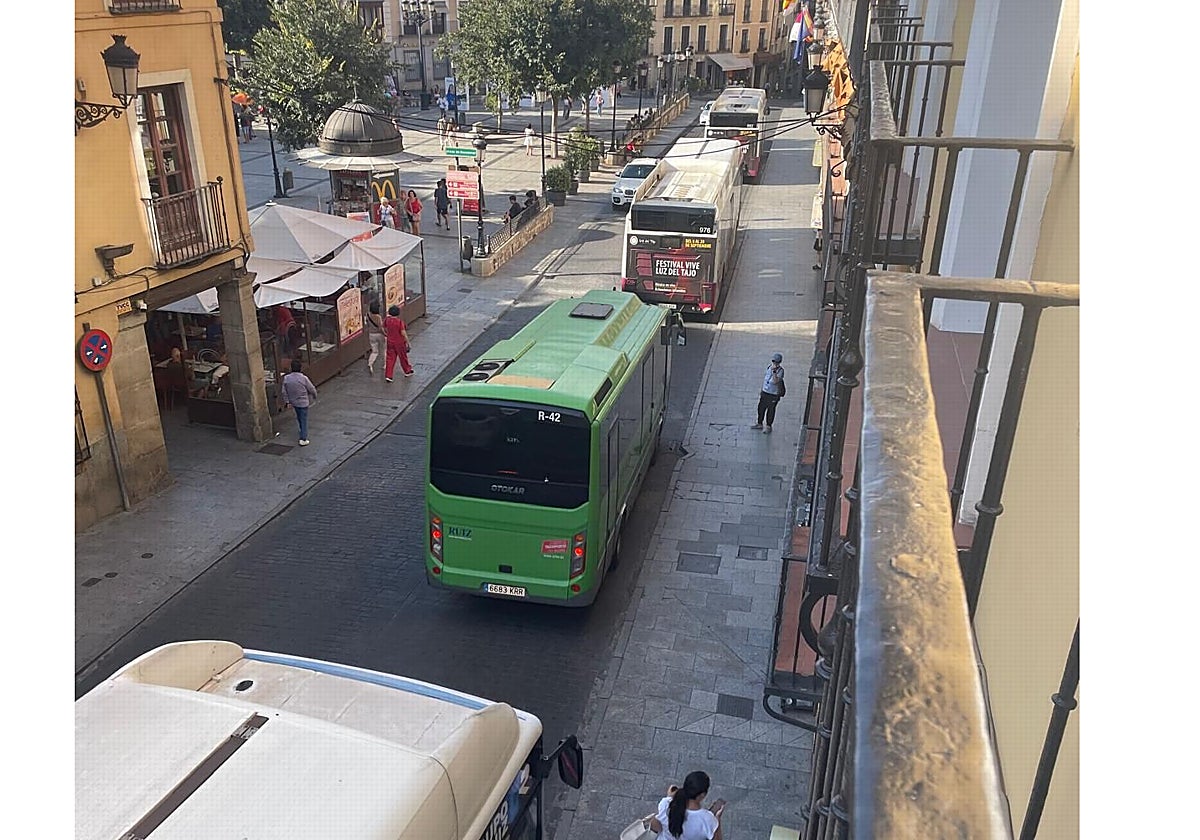 Autobuses en la plaza de Zocodover