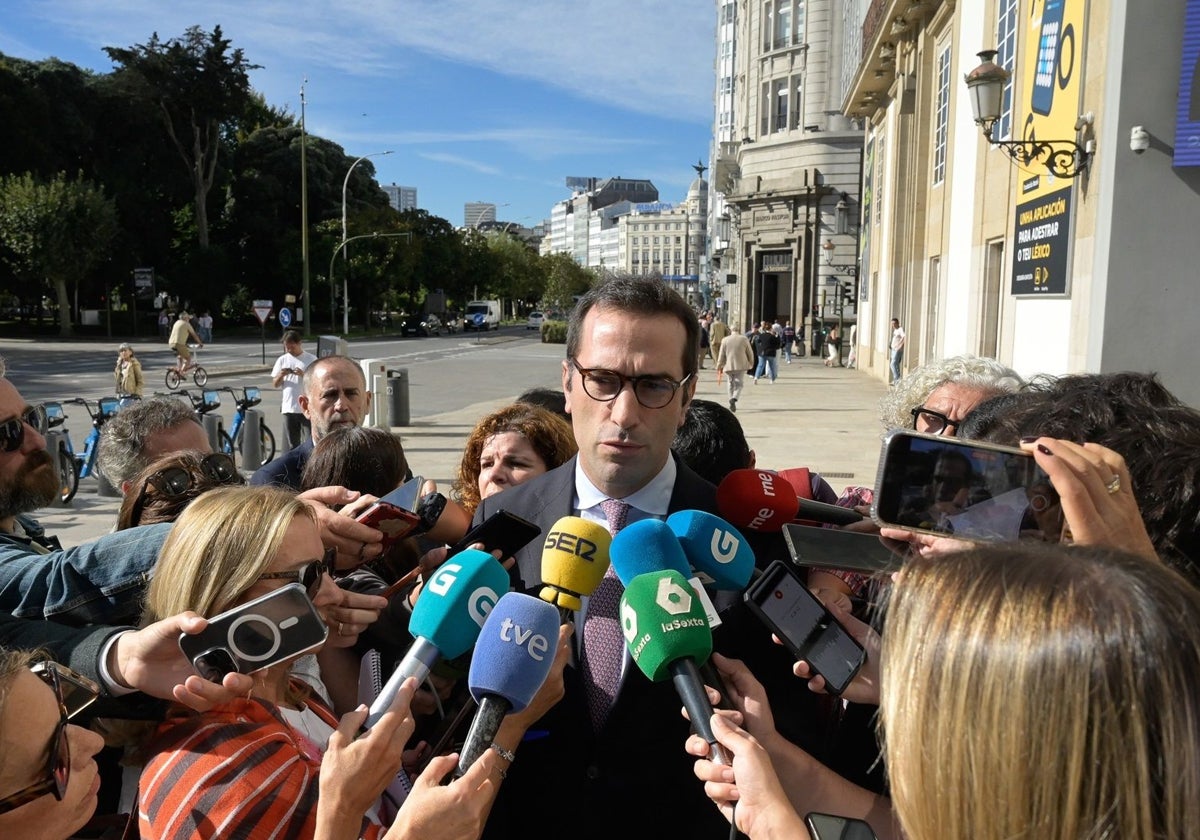 El ministro de Economía, Carlos Cuerpo, atiende a los medios en La Coruña