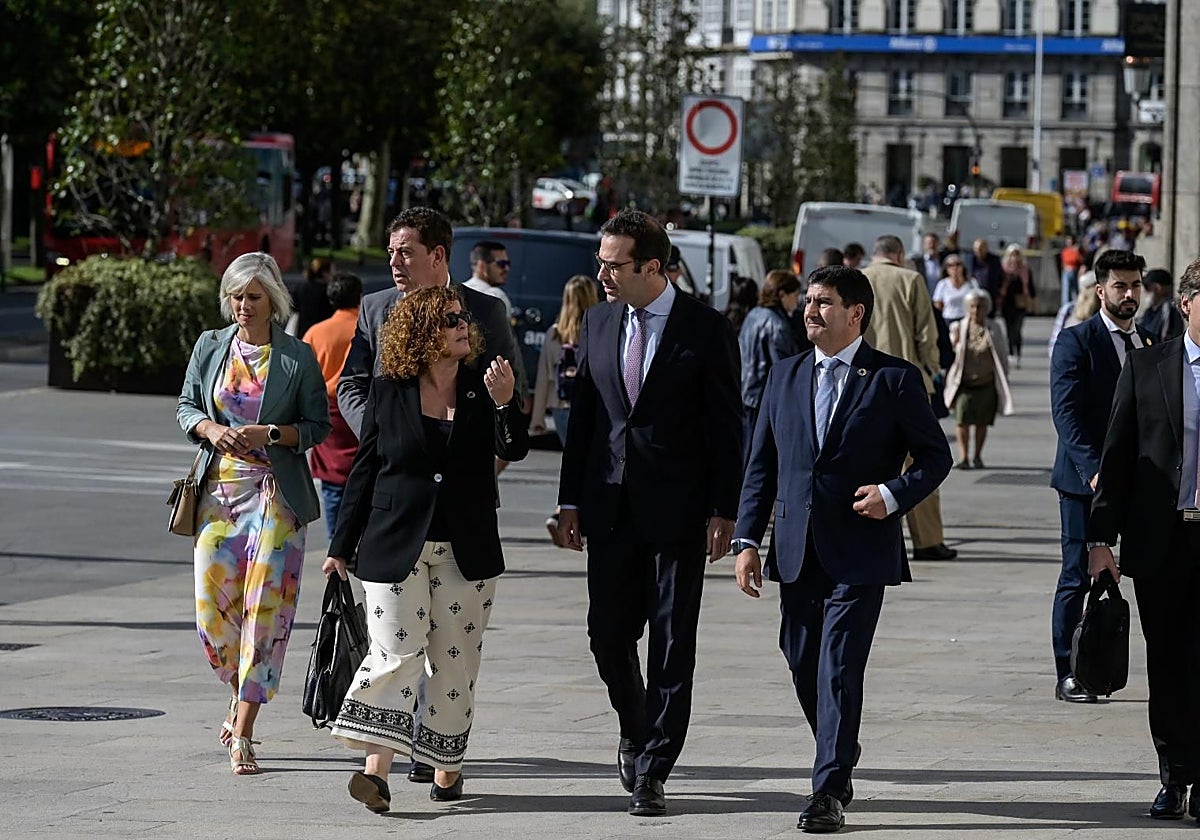 El ministro de Economía, Carlos Cuerpo (centro), a su llegada al Foro Económico de Galicia