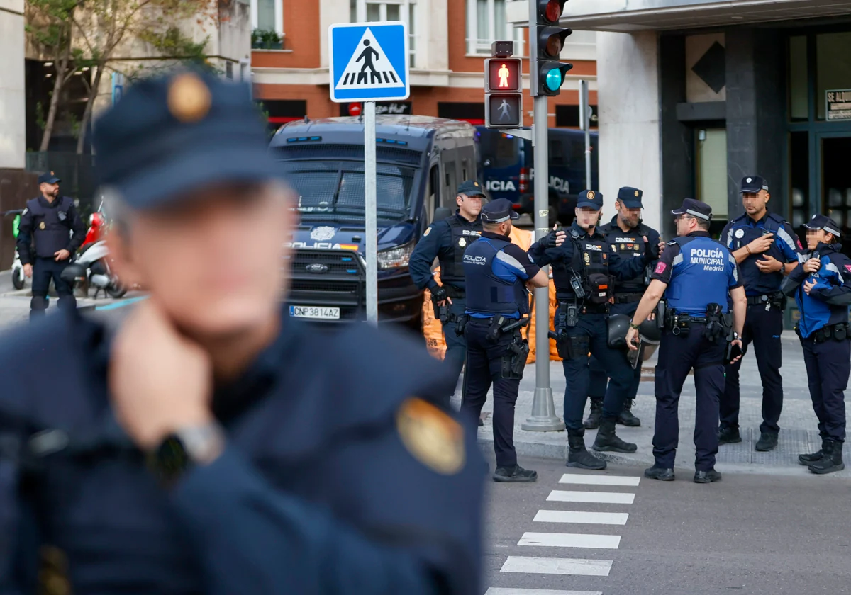 Agentes de la Policía Nacional y de la Municipal en un dispositivo de vigilancia en las calles de Madrid