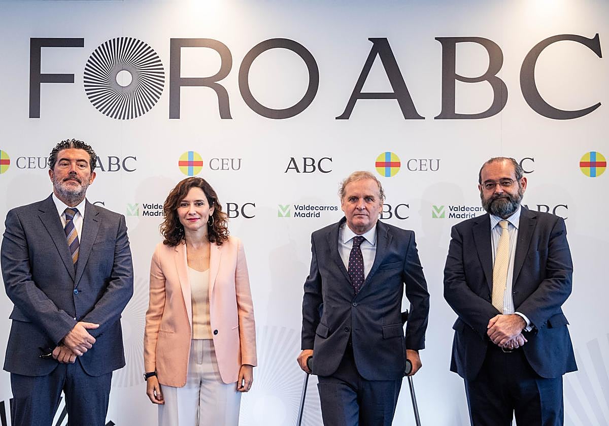 De izquierda a derecha, el director de ABC, Julián Quirós, la presidenta de la Comunidad de Madrid, Isabel Díaz Ayuso, el presidente de Vocento, Ignacio Ybarra, y el presidente de la Fundación Universitaria San Pablo CEU, Alfonso Bullón de Mendoza, a su llegada al foro ABC.