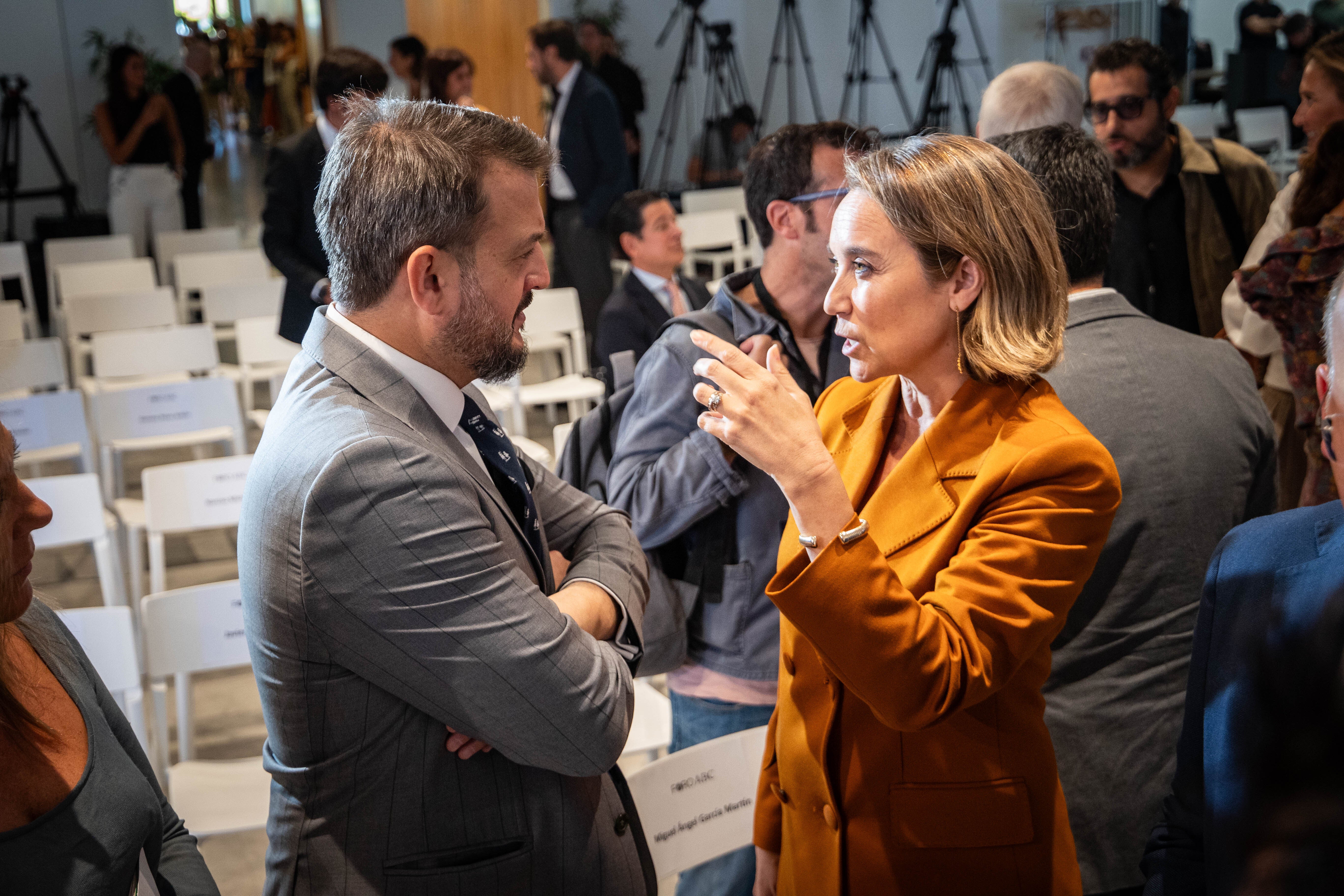 El adjunto al director de ABC, Juan Fernández-Miranda, conversa con la secretaria general del PP, Cuca Gamarra.