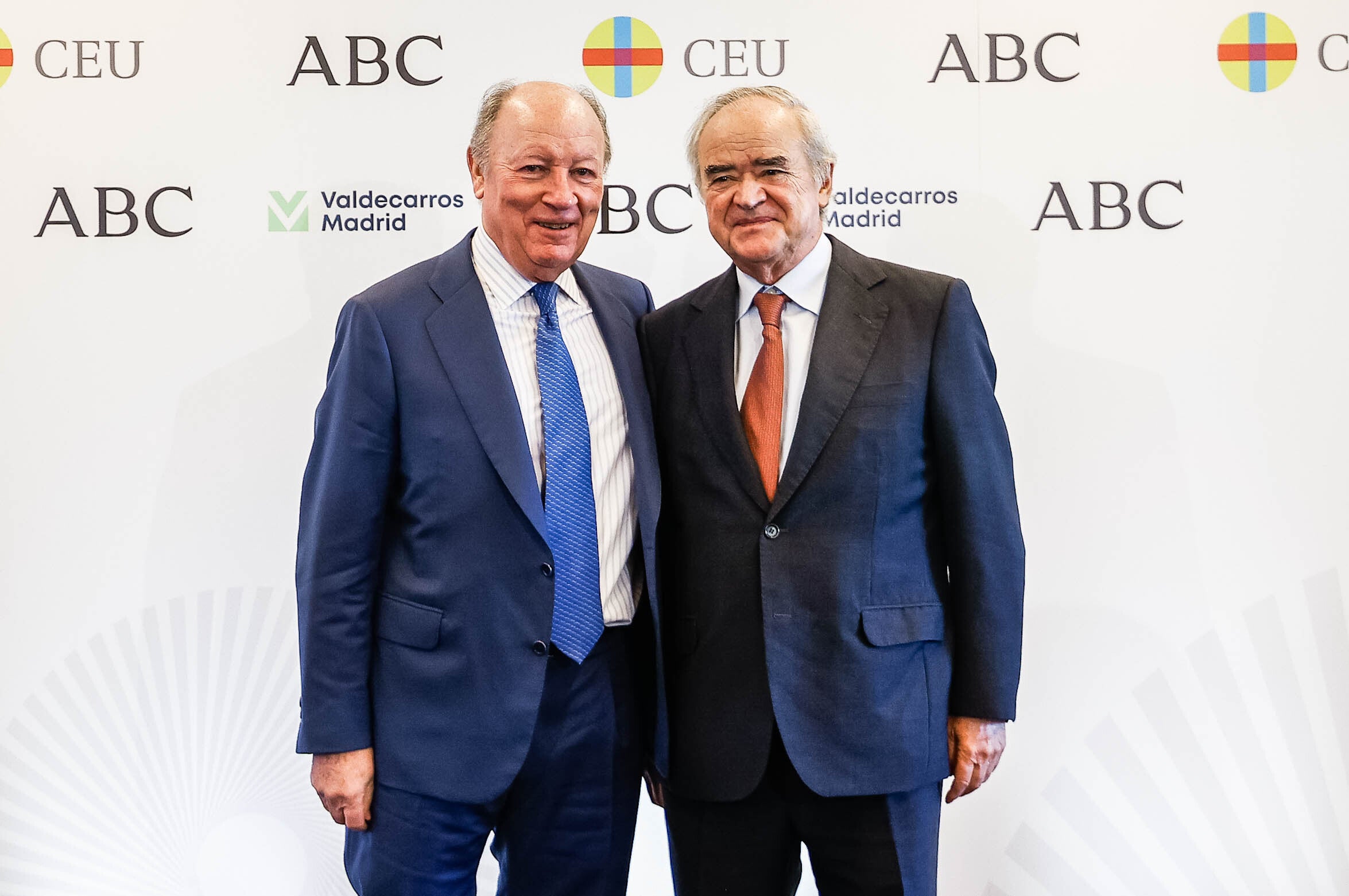 El presidente de Elecnor, Jaime Real de Asúa (i), posa junto al consejero de Vocento Jorge Bergareche, a su llegada al Foro ABC.