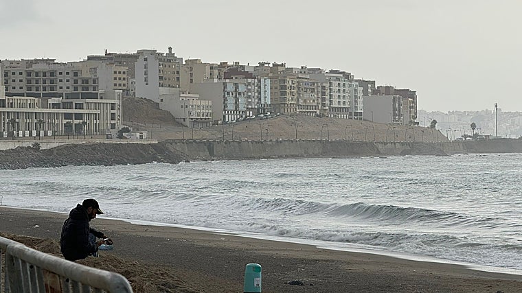 La valla de Ceuta vista desde una playa de Castillejos