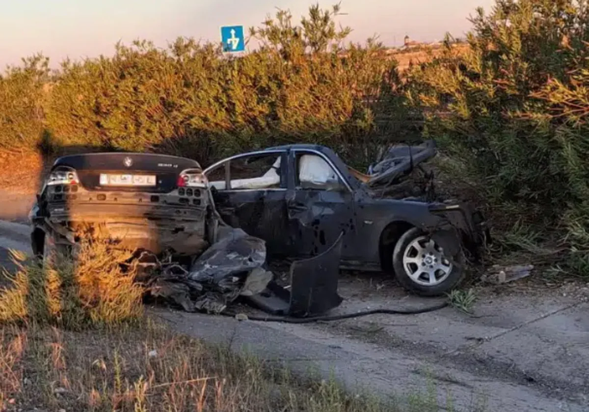 Dos coches siniestrados en el accidente en la A-43