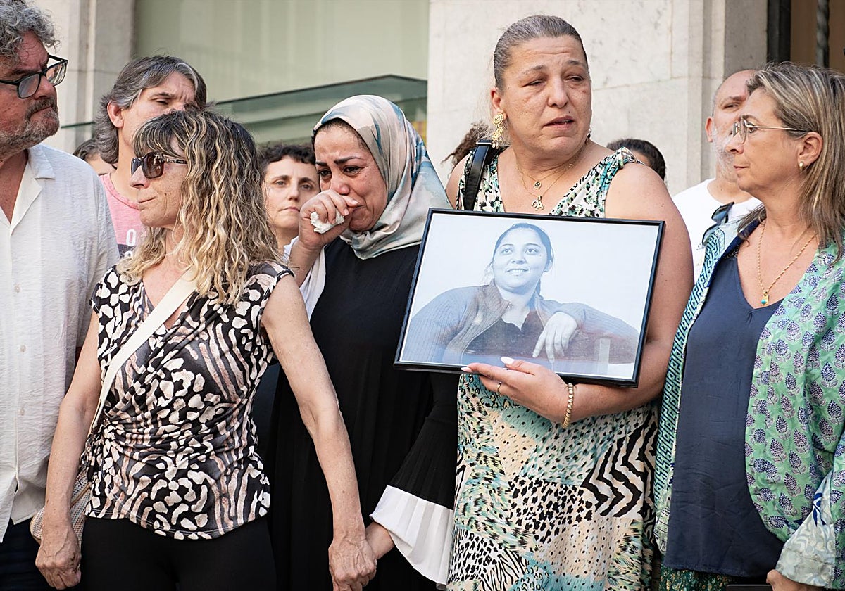 Minuto de silencio por los dos asesinados en Font de la Pólvora (Gerona)