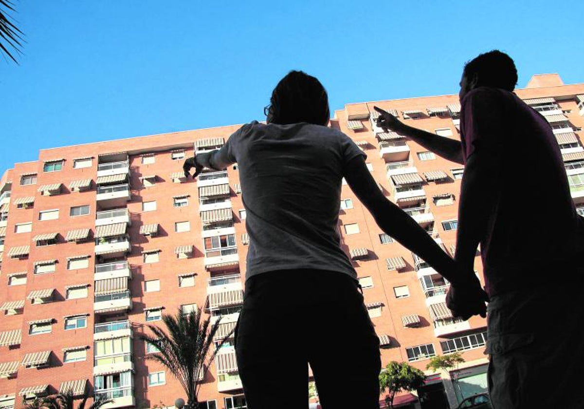 Imagen de archivo de una pareja que buscan piso en Valencia