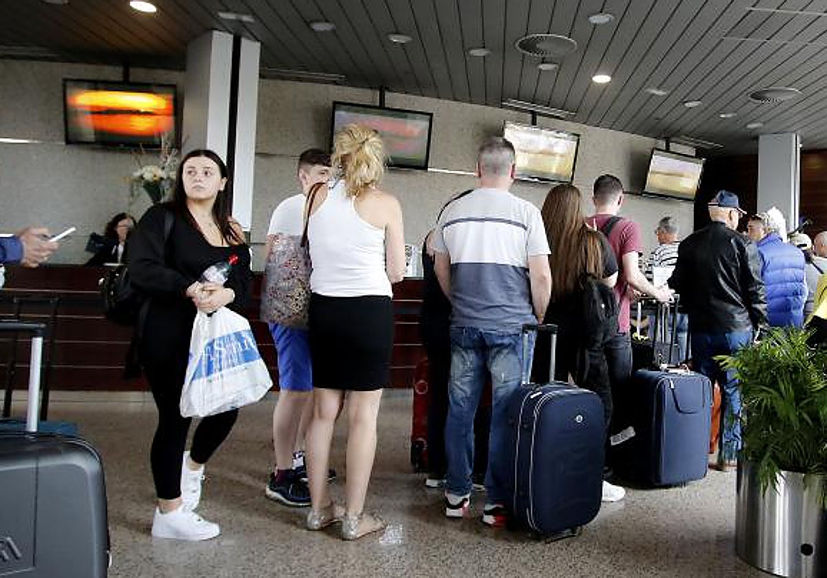 Colas de clientes para hacer el checkin en la recepción de un hotel de Benidorm