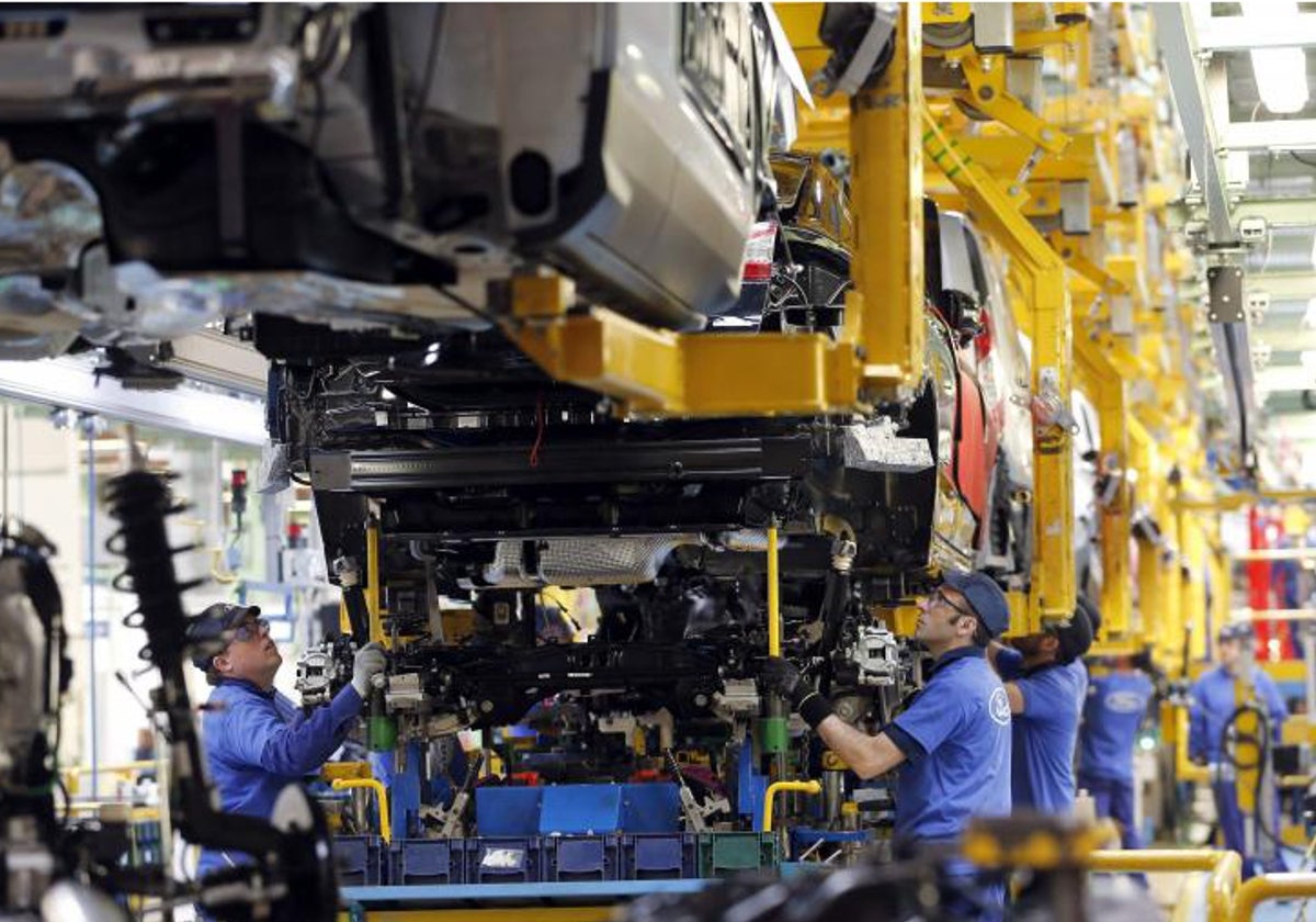 Trabajadores en la planta de producción de Ford en Almussafes