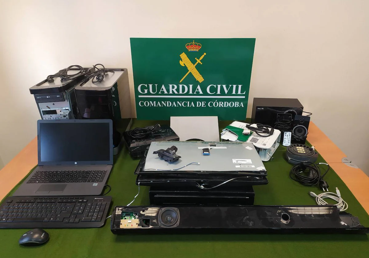 Ordenadores recuperados por los agentes de la Guardia Civil en Pozoblanco