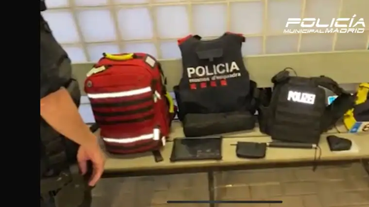 Parte del material médico y policial incautado al sospechoso