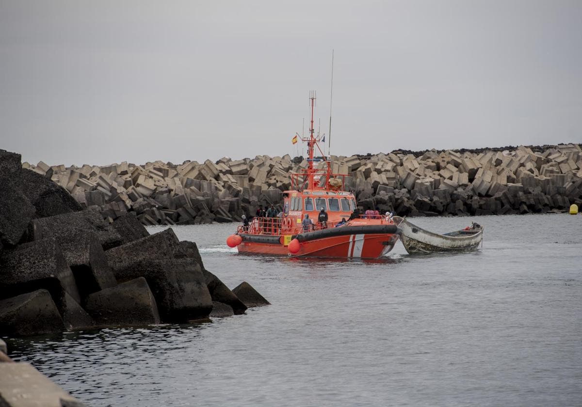 La Salvamar Adhara remolca un cayuco hasta el puerto de La Restinga