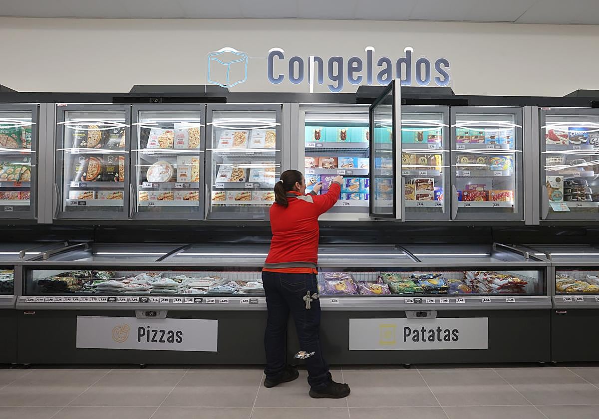 Una trabajadora colocando prodcutos en un supermercado de Córdoba