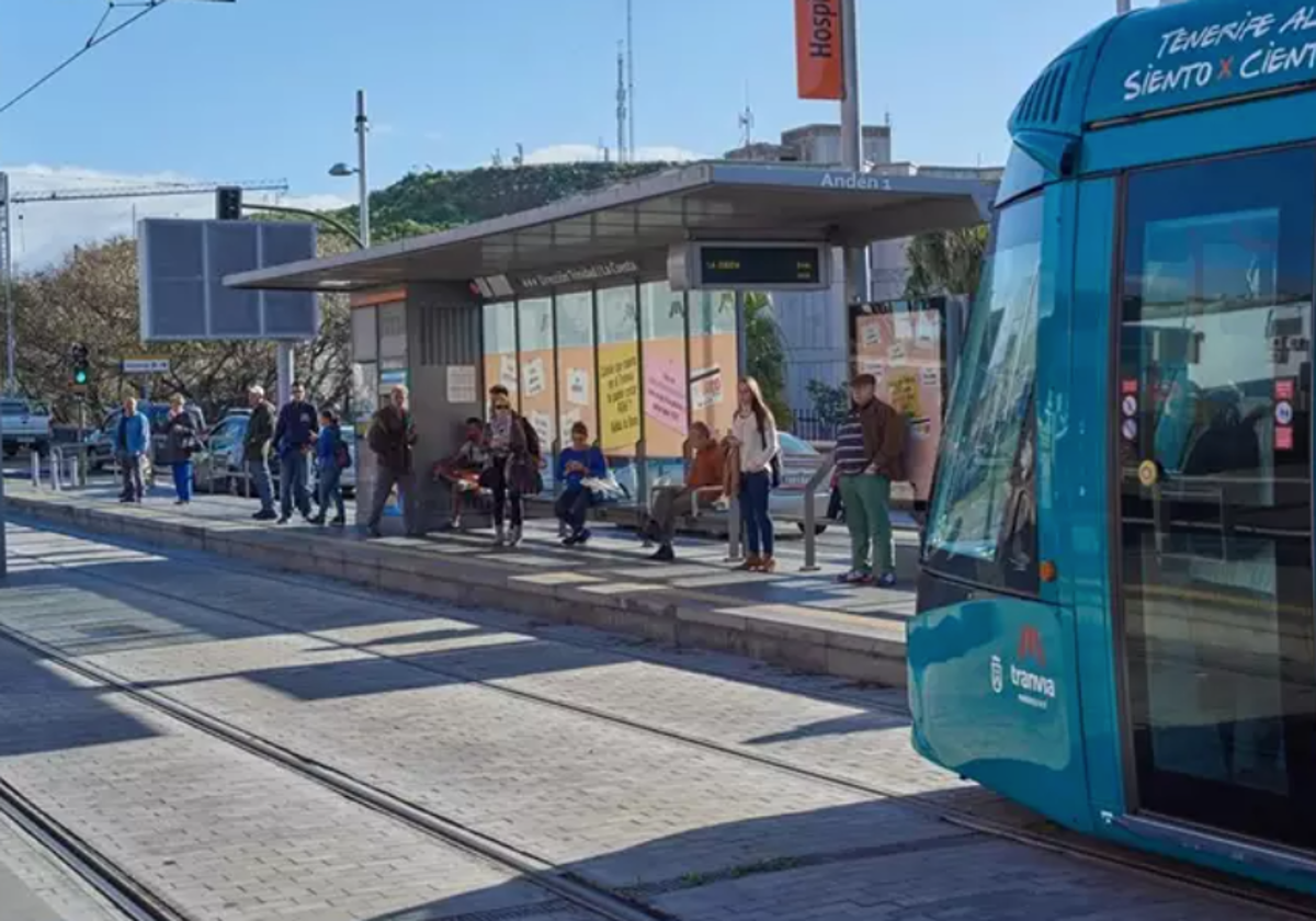 El tranvía de Tenerife, en una parada