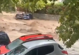 Unos 15 coches son arrastrados por el agua tras desbordarse la cañada en Alcalá del Júcar