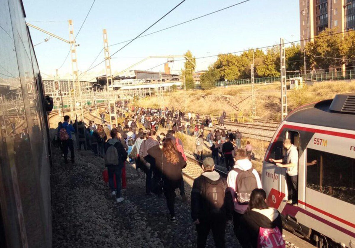 Viajeros abandonan un tren estropeado en las inmediaciones de la estación de Atocha