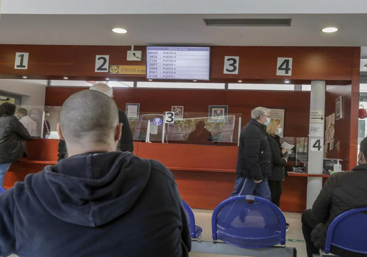 Usuarios esperando en un centro de salud de Sevilla