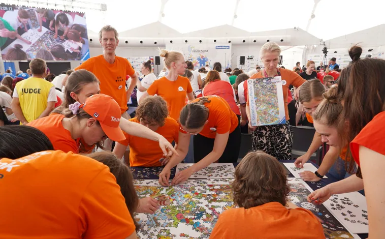 Imagen principal - Prueba por equipos nacionales este miércoles en el comienzo del Campeonato del Mundo del Puzzle, en Valladolid