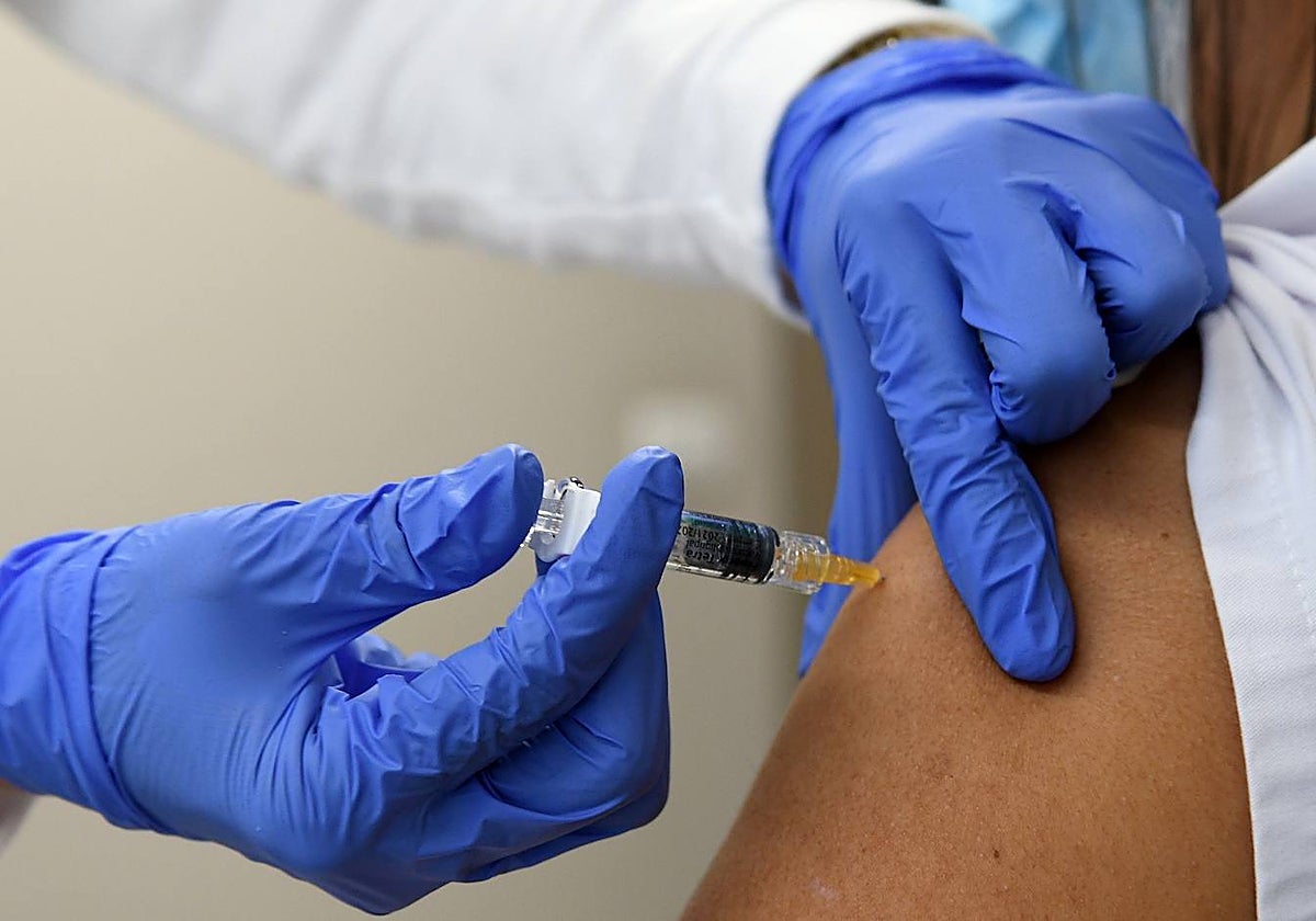 Una persona recibiendo una vacuna (archivo)