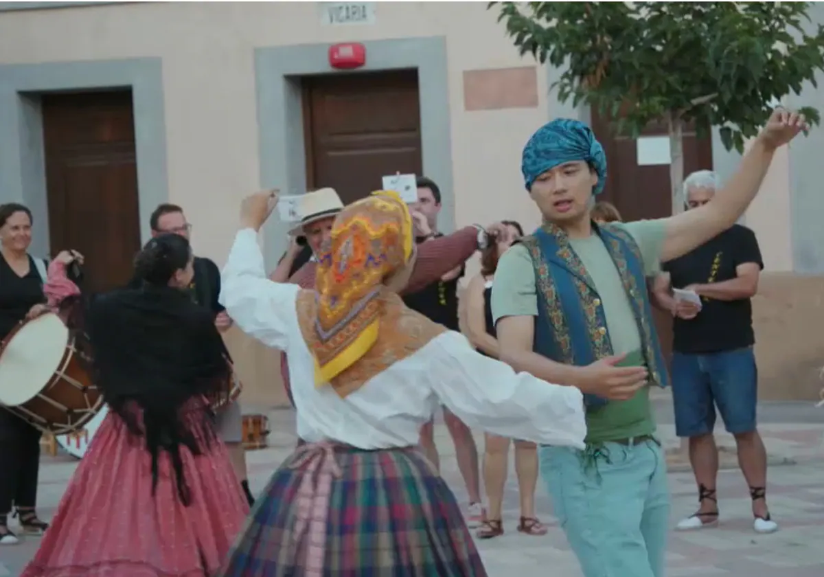 Bailes folclóricos de La Vila Joiosa con el Grupo de Danzas Centener